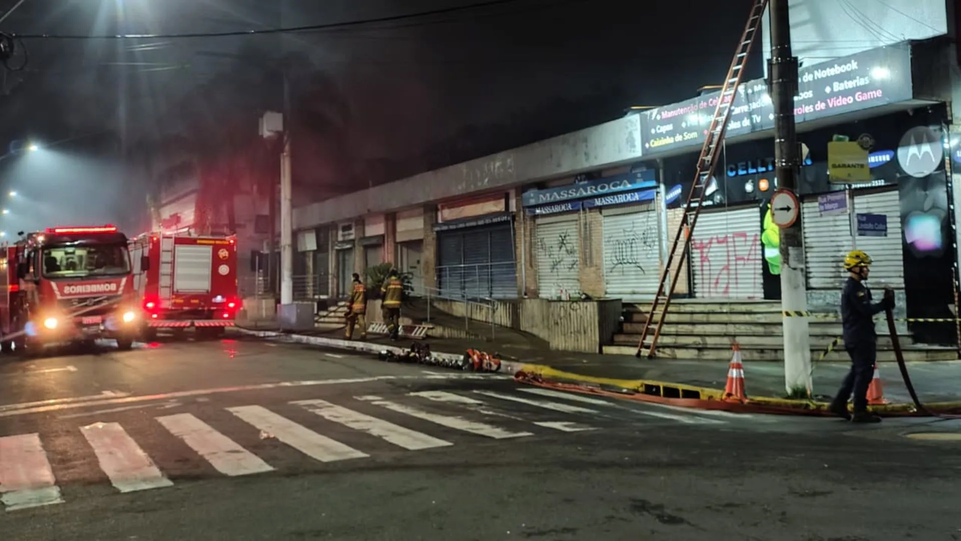 Incêndio destrói salas comerciais e provoca desabamento de telhado em São Leopoldo