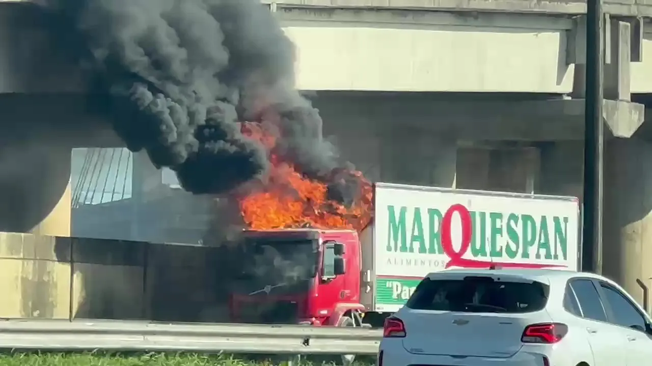 Incêndio em caminhão trava saída de Porto Alegre pela Br-290 nesta terça-feira