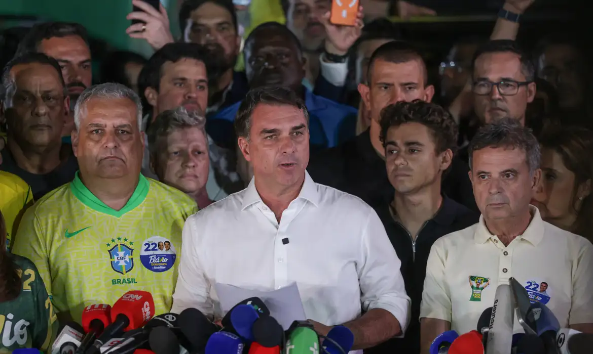 Investigações contra Flávio Bolsonaro seguem no STF após saída do país