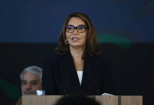Janja recebe advertência da Band após manifestação em debate eleitoral