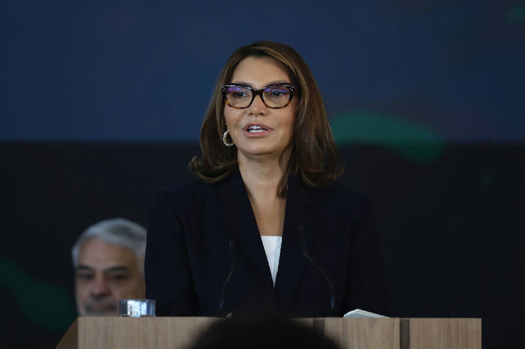 Janja recebe advertência da Band após manifestação em debate eleitoral