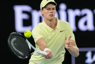 Jannik Sinner encerra temporada 2026 para tratar lesão e coloca liderança do ranking em risco