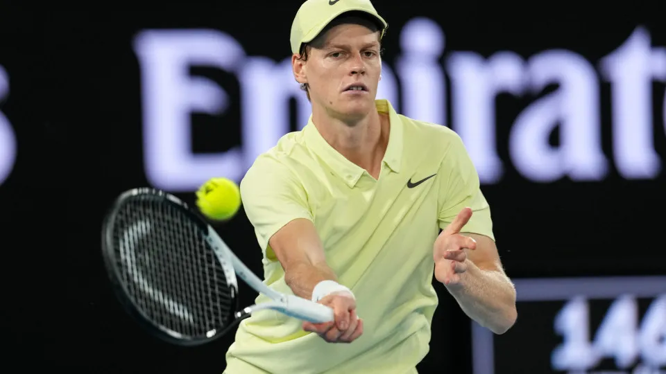 Jannik Sinner encerra temporada 2026 para tratar lesão e coloca liderança do ranking em risco
