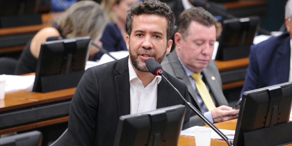 Janones contesta decisão do TSE que suspendeu canal Exército do Lula
