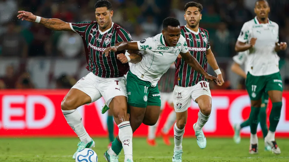 Jhon Arias rebate vaias da torcida do Fluminense após vitória do Palmeiras