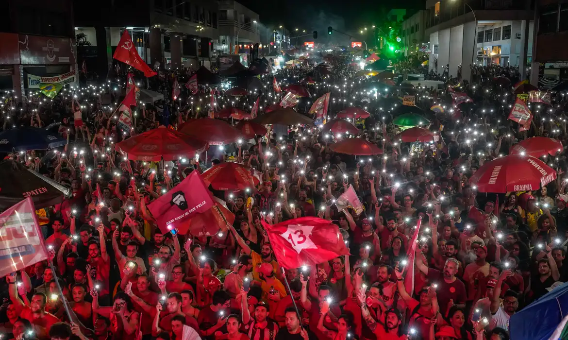 Jornais europeus e asiáticos destacam vitória de Lula após eleição disputada