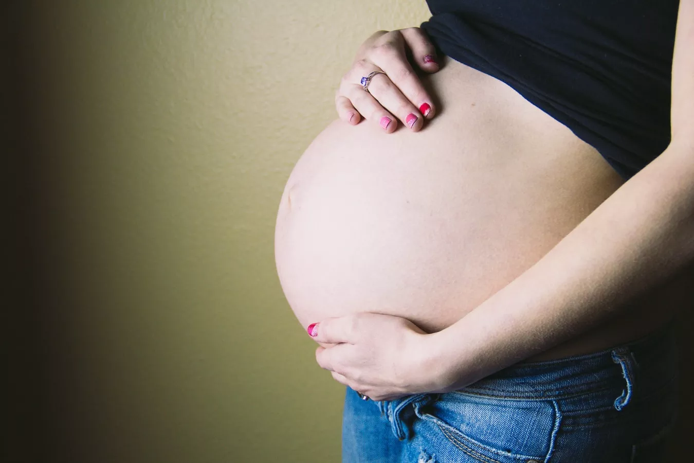 Justiça no rio grande do sul garante salário-maternidade para mulher que atuou como barriga solidária para o irmão