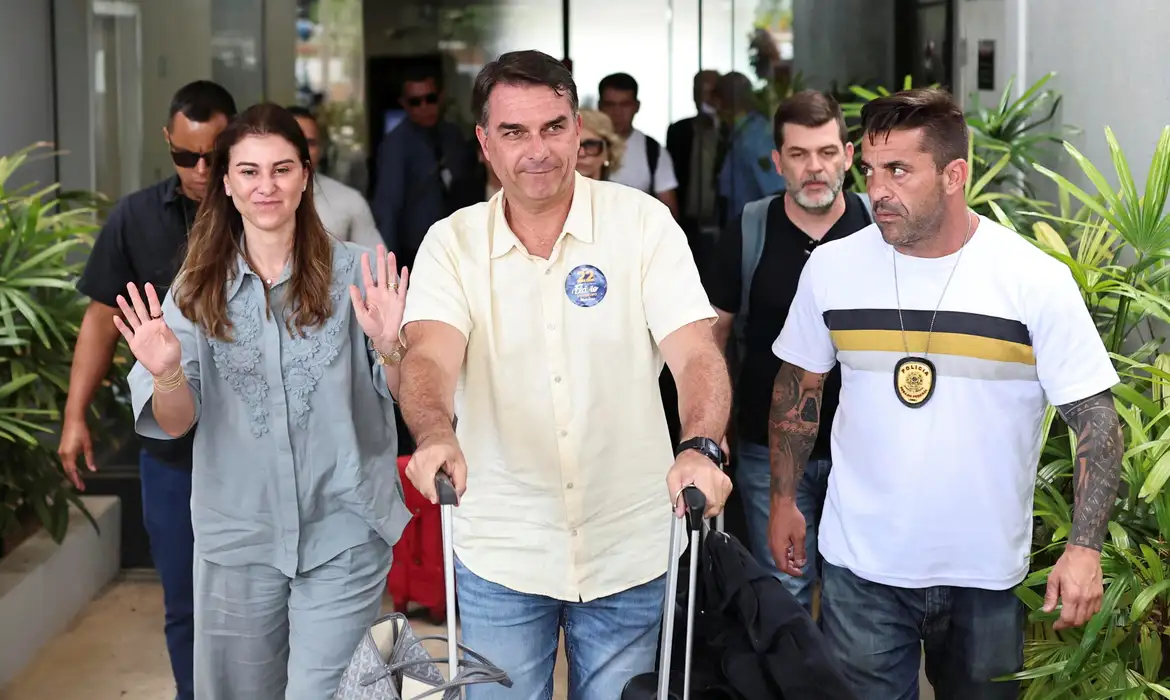 Justiça recebe pedido para cortar pagamento e verbas de Flávio Bolsonaro após viagem aos EUA