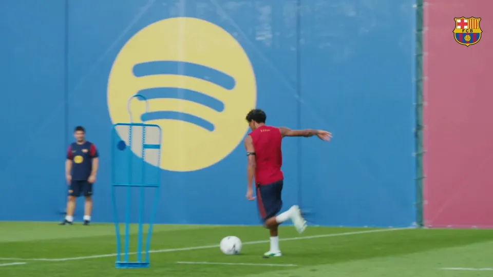Lamine Yamal e Karim Adeyemi brilham com jogada plástica em treino do Barcelona