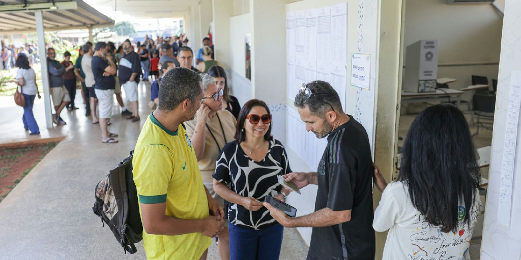 Legislação garante folga remunerada para eleitores exercerem voto sem prejuízo salarial