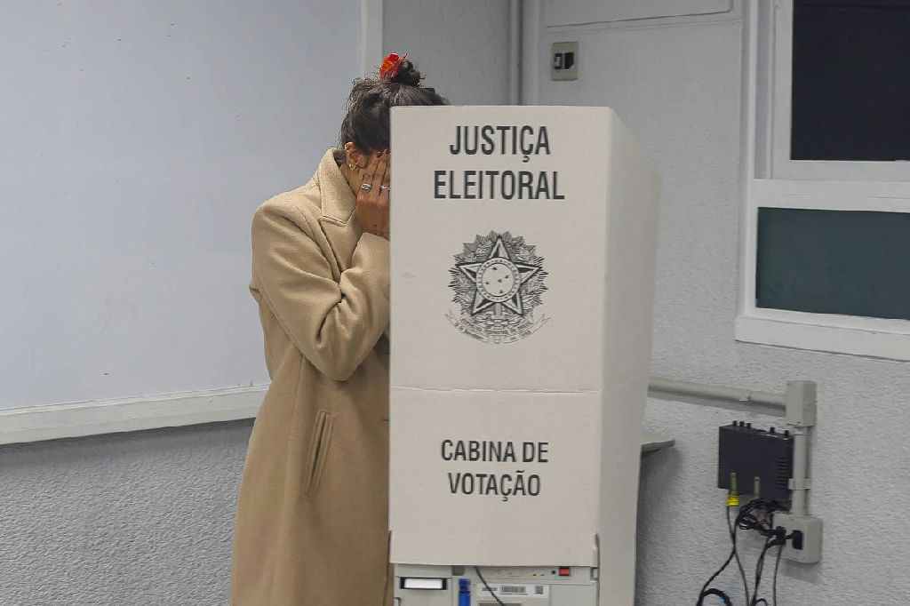 Levantamento aponta urnas sem votos para Flávio Bolsonaro e mudanças no segundo turno