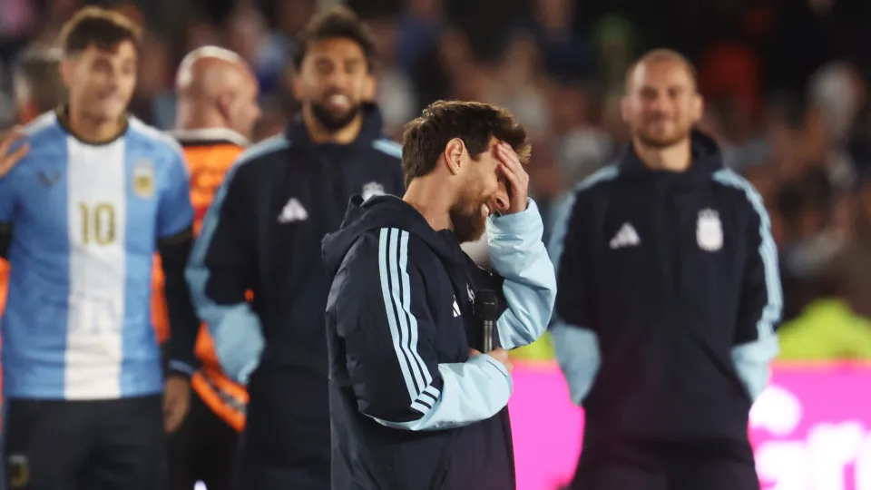 Lionel Messi encerra trajetória na seleção argentina com goleada e emoção