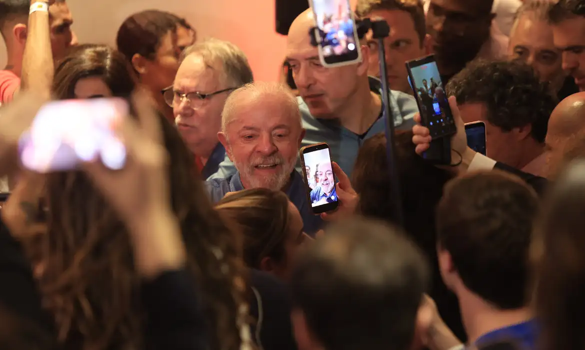 Lula agradece apoio popular após reeleição e defende regulação de plataformas digitais