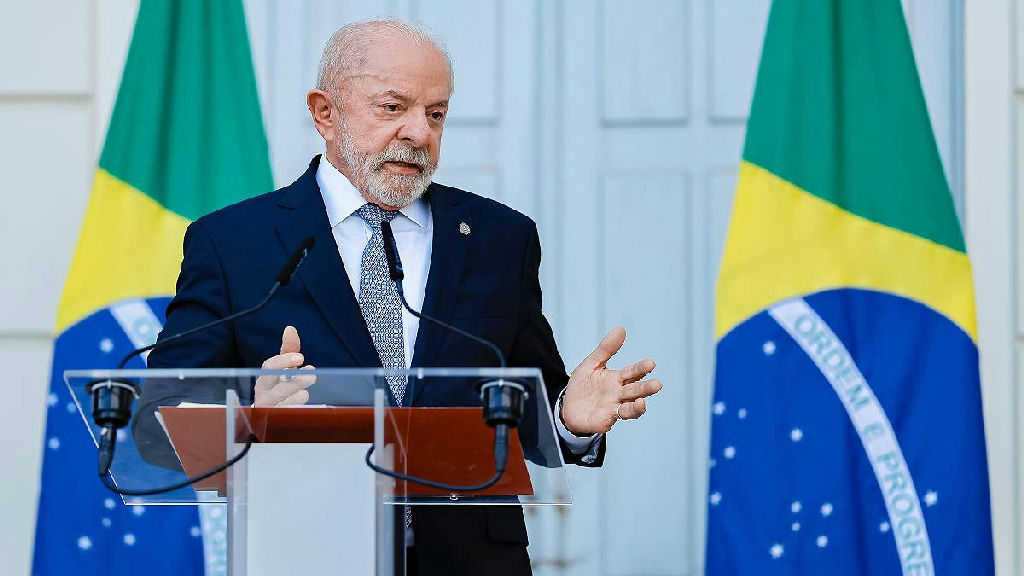 Lula assina lei que eleva limite de faturamento do MEI para R$ 140 mil e perdoa dívidas