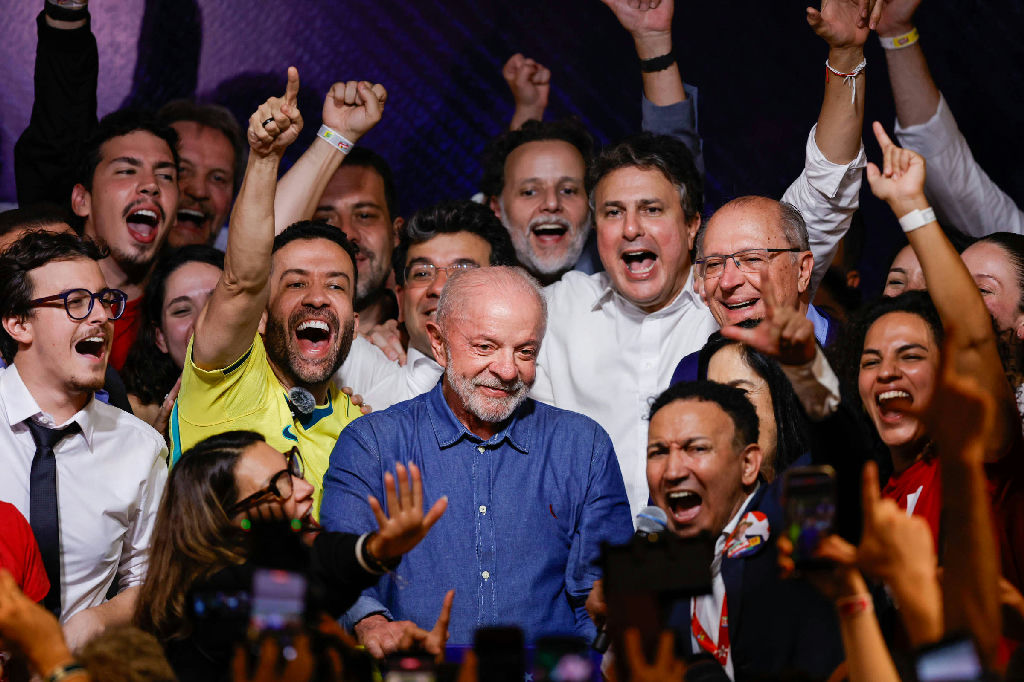 Lula avança sobre Flávio em 97% dos municípios brasileiros e vira em 211