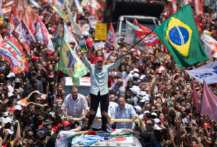 Lula chama Flávio de adversário de baixo nível em ato no Rio e volta a citar morte de menina