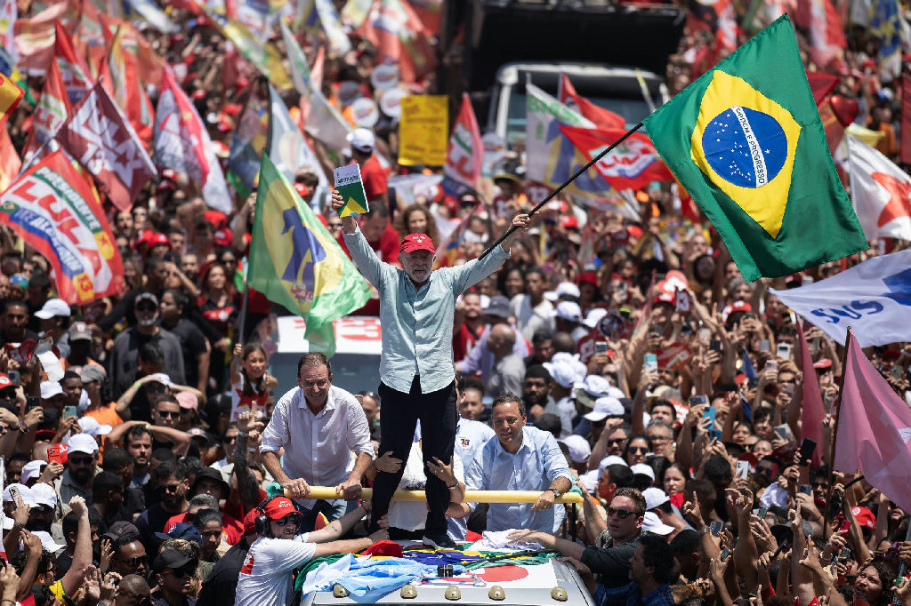 Lula chama Flávio de adversário de baixo nível em ato no Rio e volta a citar morte de menina