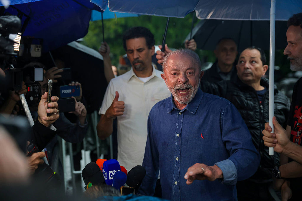 Lula cobra TSE por mais tempo de votação e acusa gestores municipais