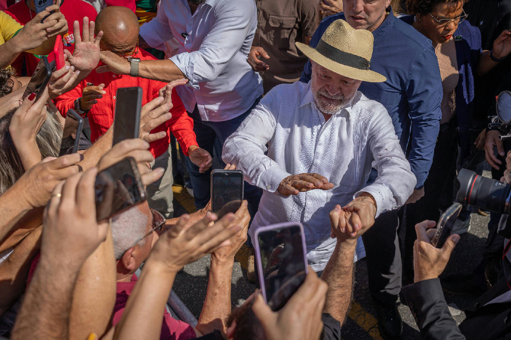 Lula comemora 81 anos e avalia fuga de Flávio Bolsonaro e ordens de Moraes