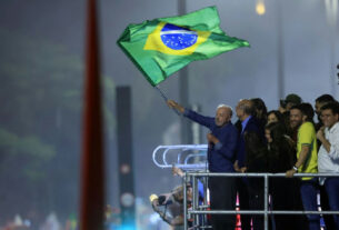 Lula comemora vitória na Avenida Paulista e pede que público cante Hino