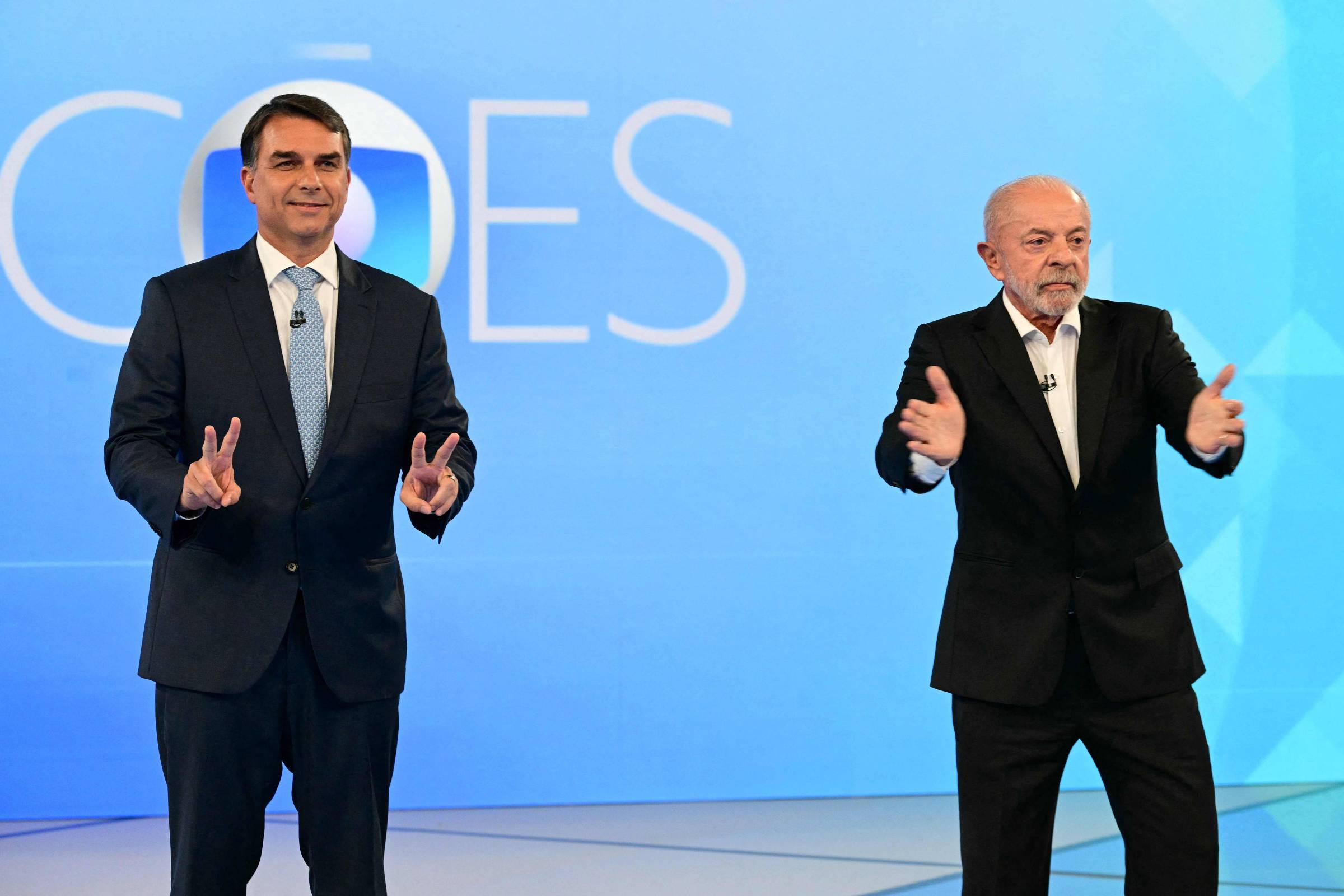 Lula defende programas sociais e Flávio Bolsonaro critica gestão