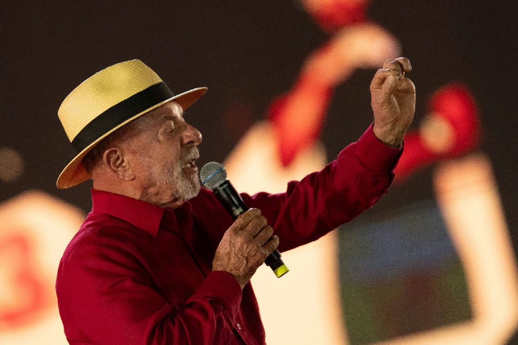 Lula defende subsídio à gasolina e critica propostas de corte de gastos de Flávio Bolsonaro