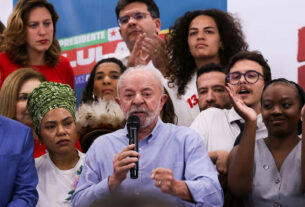 Lula desafia Flávio Bolsonaro a apoiar o fim da escala 6x1 na reta final das eleições