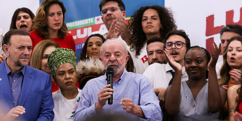 Lula desafia Flávio Bolsonaro a apoiar o fim da escala 6x1 na reta final das eleições
