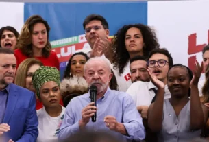 Lula desafia Flávio Bolsonaro a apoiar o fim da escala 6x1 nas eleições 2026