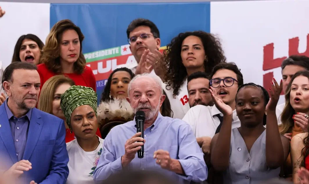 Lula desafia Flávio Bolsonaro a apoiar o fim da escala 6x1 nas eleições 2026
