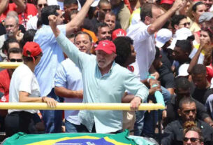 Lula destaca carinho popular e critica adversário antes de votar no segundo turno