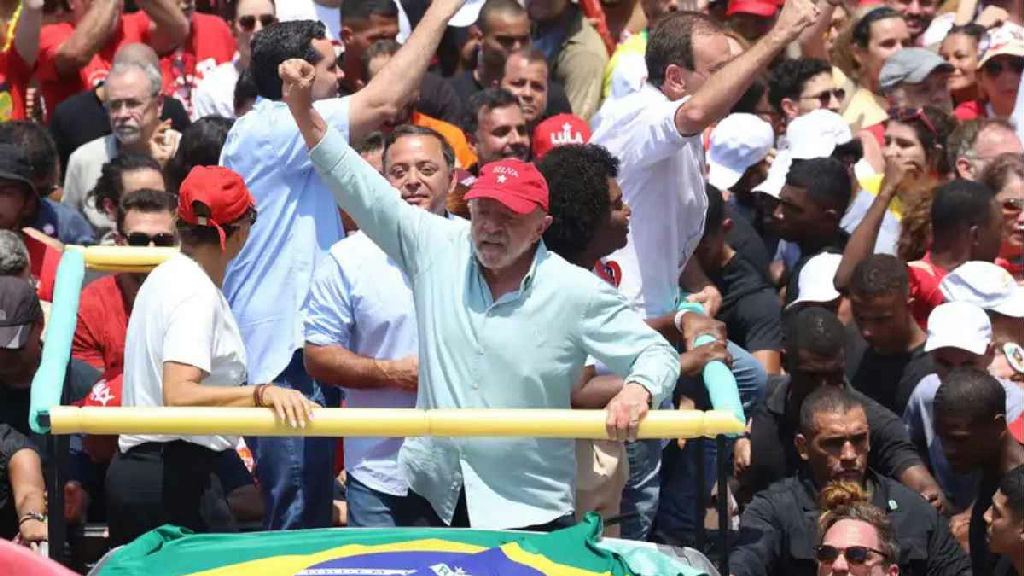 Lula destaca carinho popular e critica adversário antes de votar no segundo turno