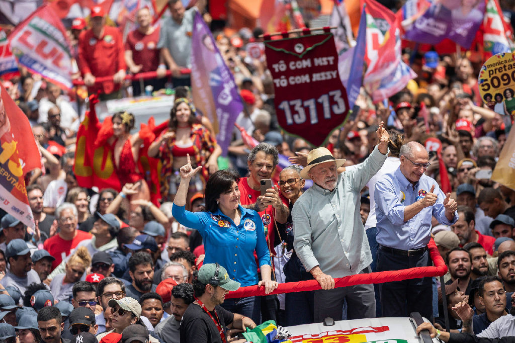 Lula inicia campanha de segundo turno com caminhada no Distrito Federal