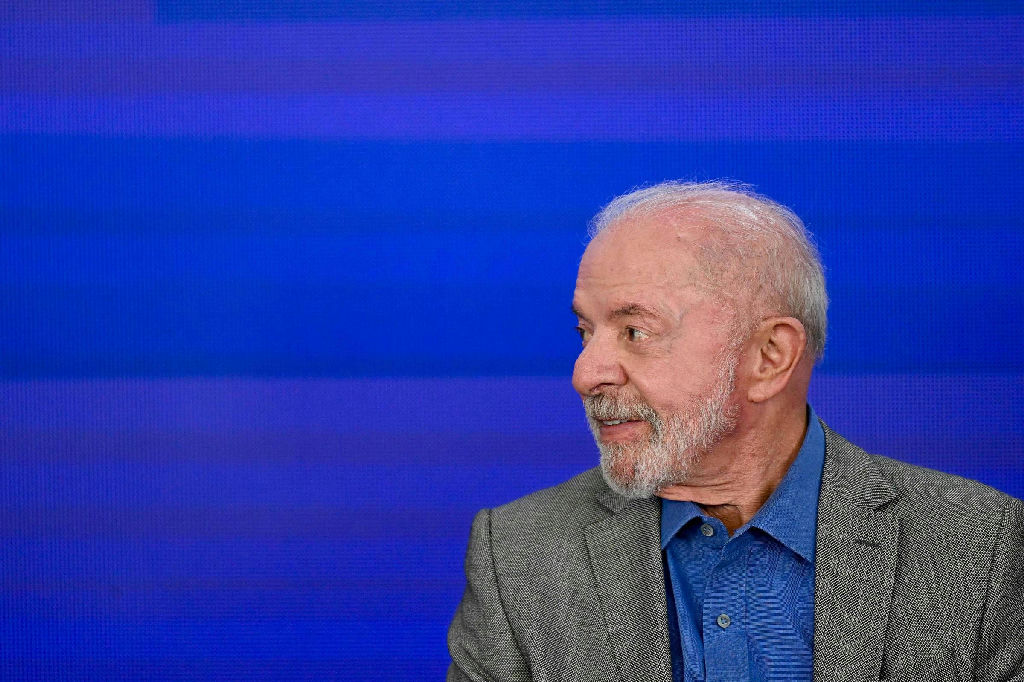 Lula promete adquirir celular caso canal no Whatsapp atinja 5 milhões de seguidores