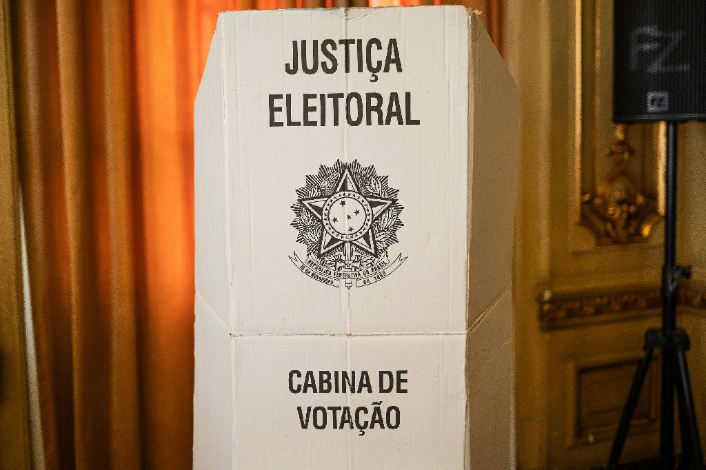 Mais de 2 milhões de eleitores justificam ausência no segundo turno até as 12h, diz TSE