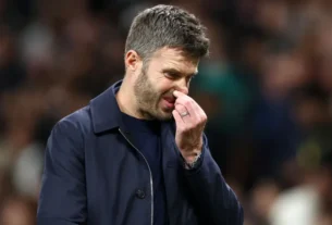 Manchester United avalia demissão de Michael Carrick após sequência negativa