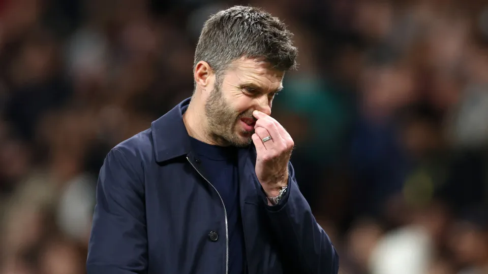 Manchester United avalia demissão de Michael Carrick após sequência negativa