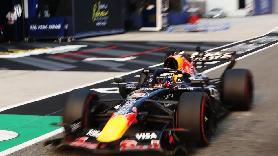 Max Verstappen domina Grande Prêmio do Bahrain e retorna ao topo do pódio