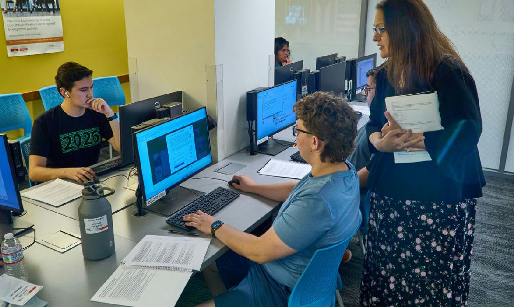 MEC lança dez novos cursos de formação gratuita para professores no Dia dos Professores