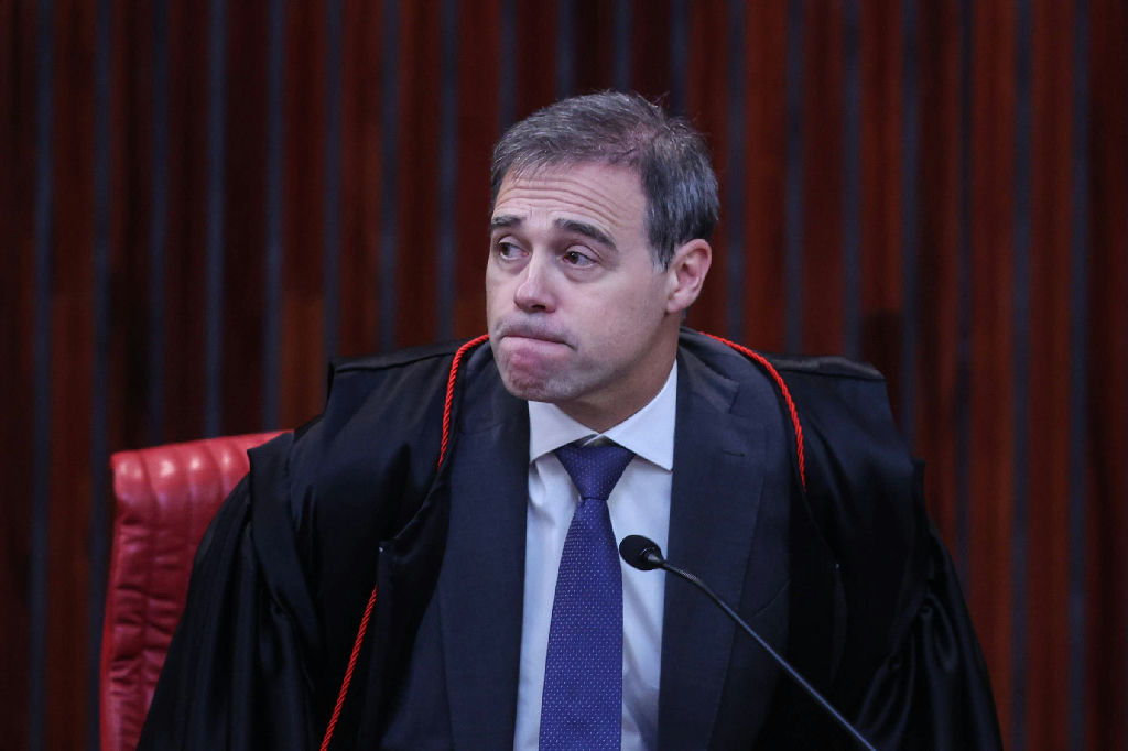 Mendonça afirma que lula e flávio bolsonaro podem abrir sigilos sem aval do TSE