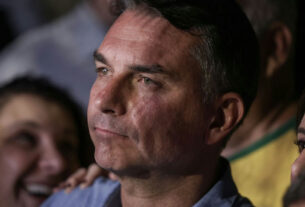 Mendonça multa Flávio Bolsonaro por impulsionar propaganda negativa contra Lula