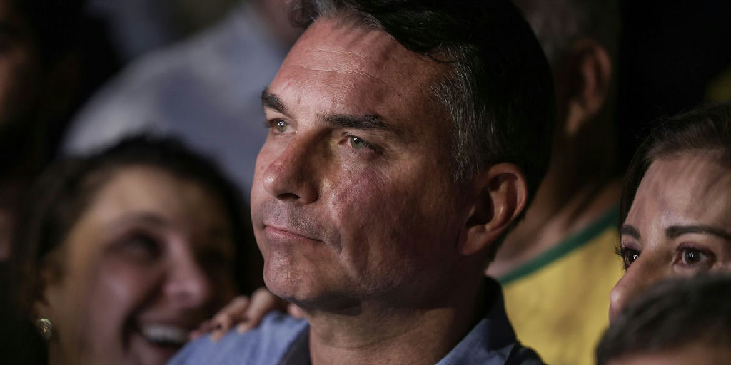 Mendonça multa Flávio Bolsonaro por impulsionar propaganda negativa contra Lula