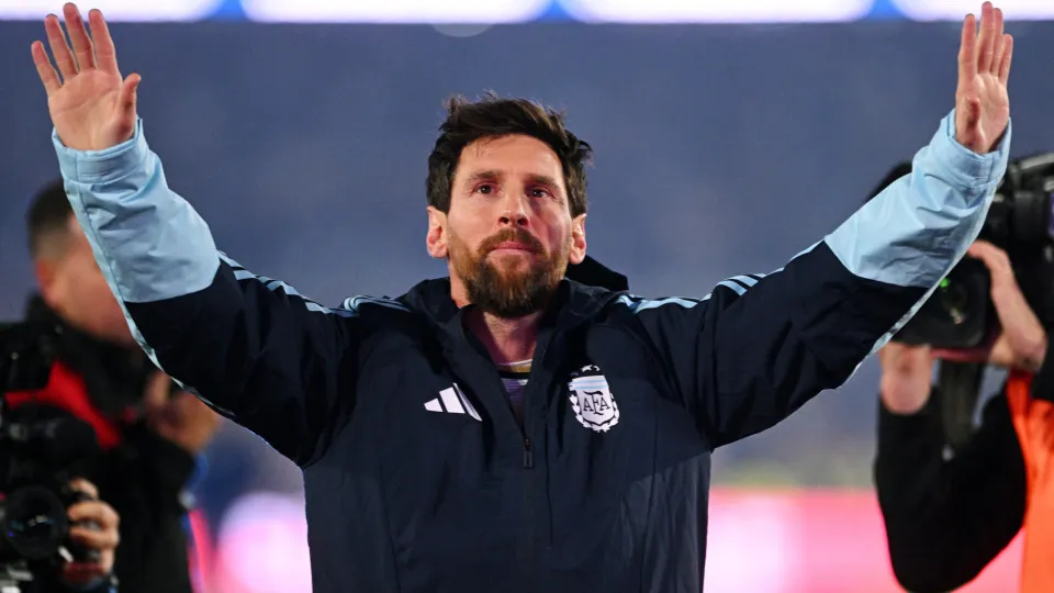 Messi enfrenta críticas de ex-presidente do Barcelona por ausência de despedida oficial