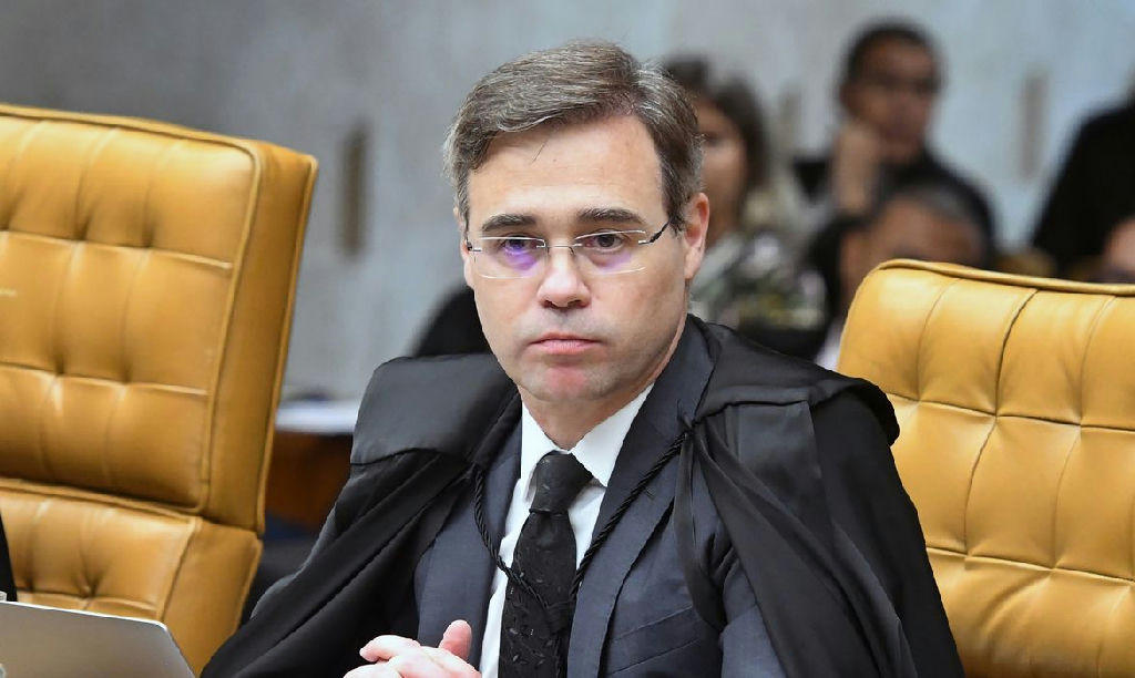 Ministro André Mendonça afirma que Lula e Flávio Bolsonaro têm poder para quebrar sigilos sem o TSE