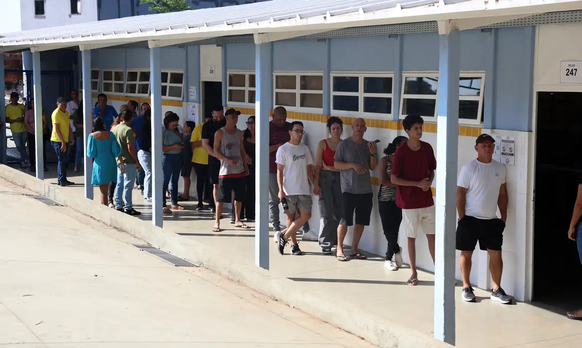 Ministro Cristiano Zanin determina ampliação do horário de votação até as 19h
