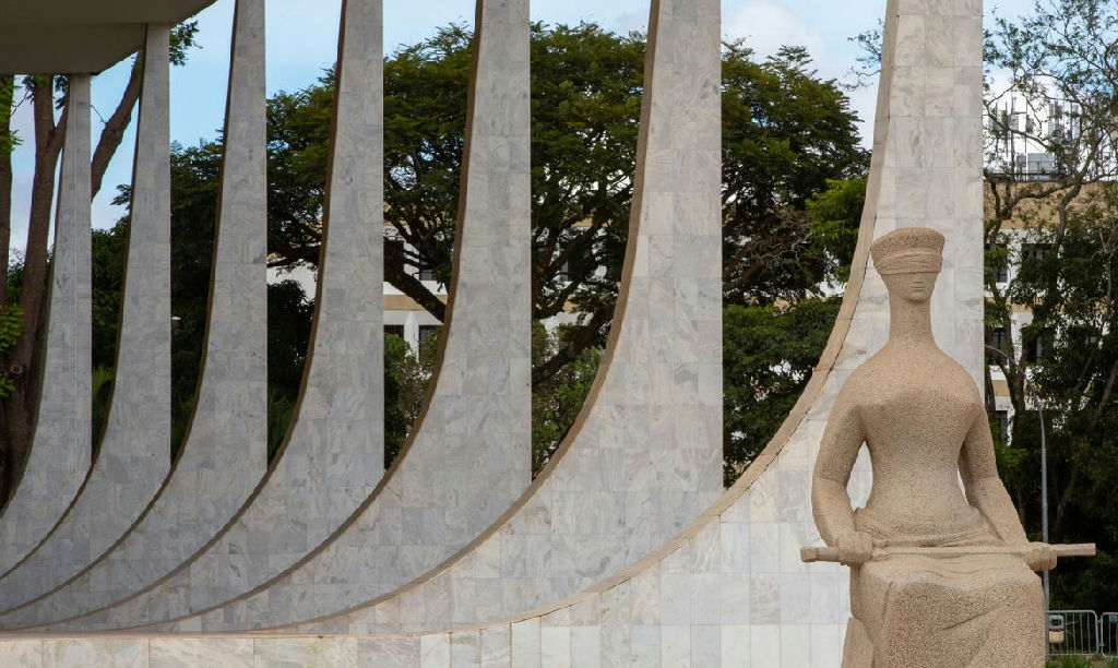 Ministro do Supremo Tribunal Federal determina bloqueio milionário e quebra de sigilo de advogado