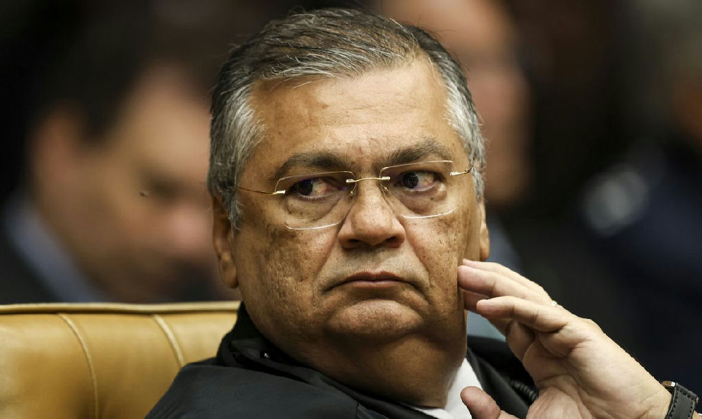 Ministro Flávio Dino determina que PF investigue interferência externa nas eleições