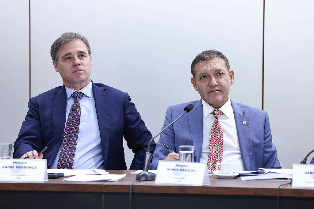 Ministros do TSE ordenam remoção de vídeos de Lula e Janja contra Flávio Bolsonaro
