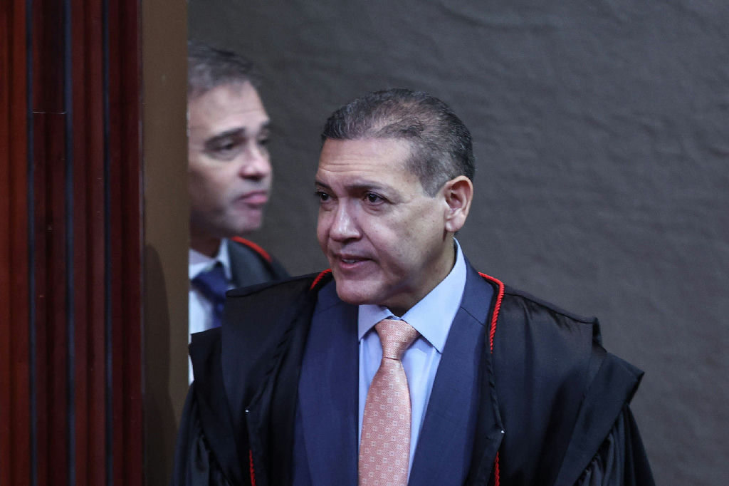 Ministros Kassio Nunes Marques e André Mendonça se distanciam de Flávio após carta golpista