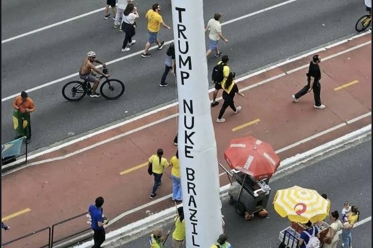 Míssil inflável em ato de Flávio Bolsonaro na Paulista pede ataque nuclear dos EUA